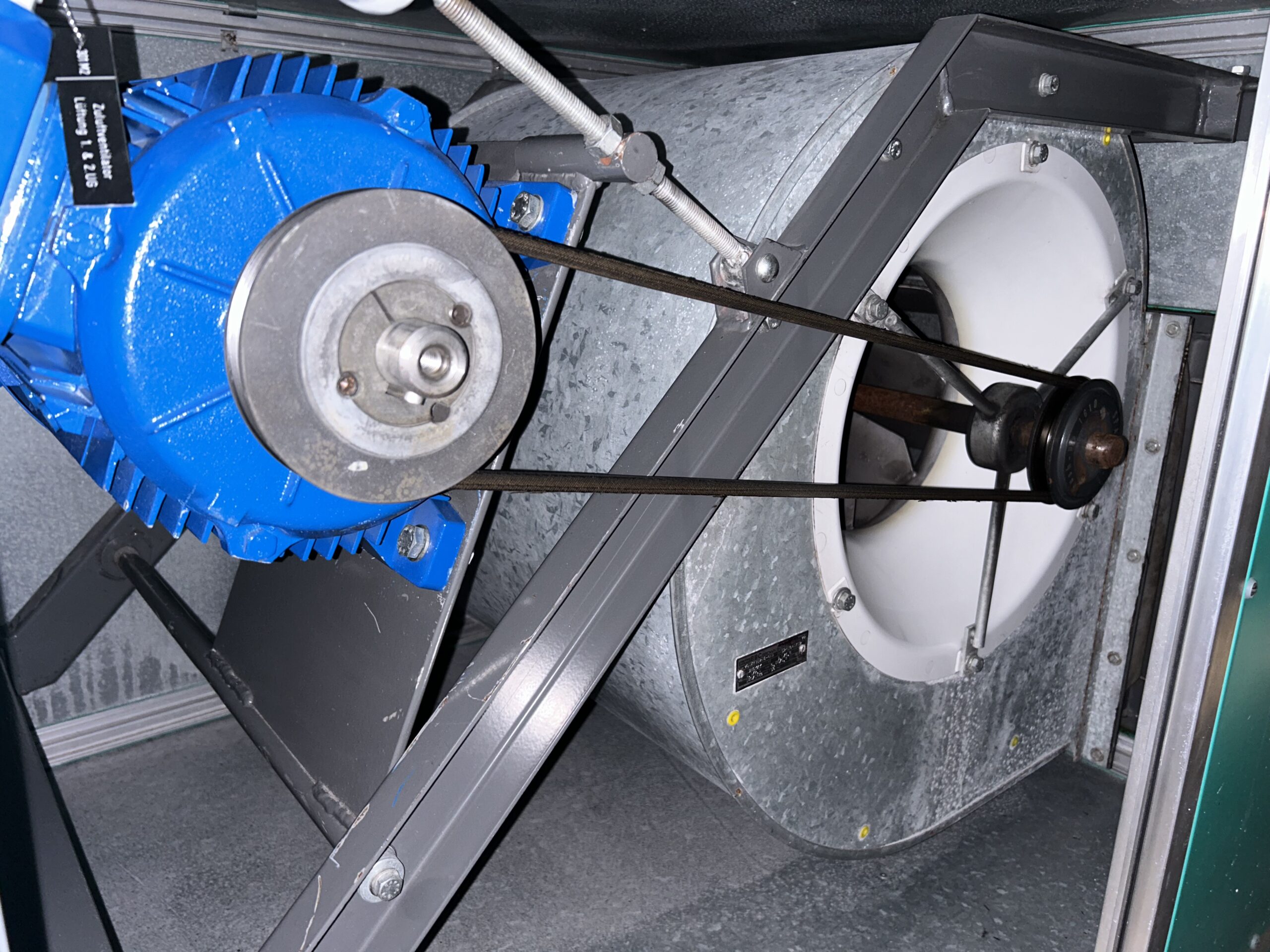 Altsystem vor dem Retrofit — riemengetriebener Radialventilator Comefri