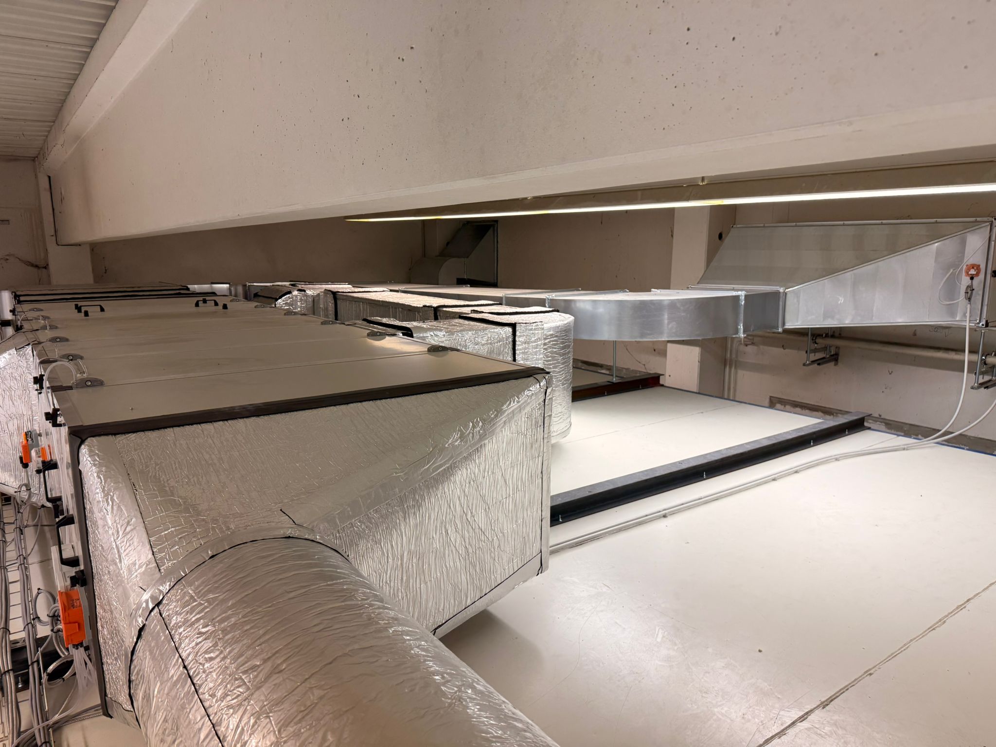 CarbonActive SemiLoop hybrid climate system - ventilation and heat exchanger technology for energy-efficient indoor cannabis cultivation
